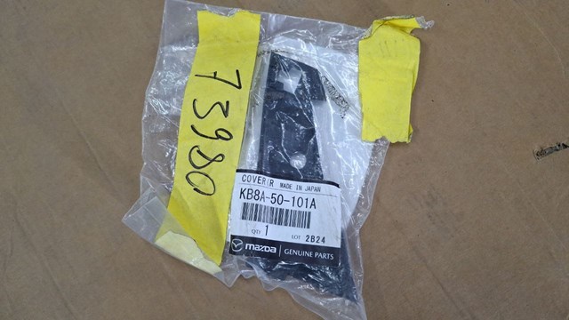 Embellecedor derecho de la parrilla del radiador KB8A50101A Mazda