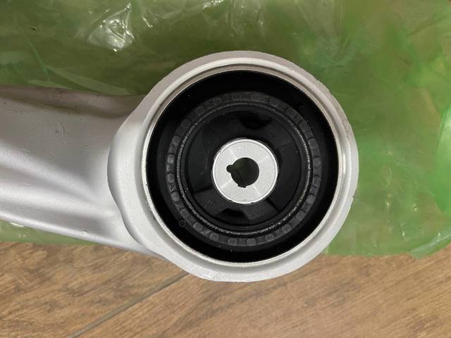 Brazo inferior derecho de la suspensión delantera Land Rover LR152744 precio, desde 313,92 EUR