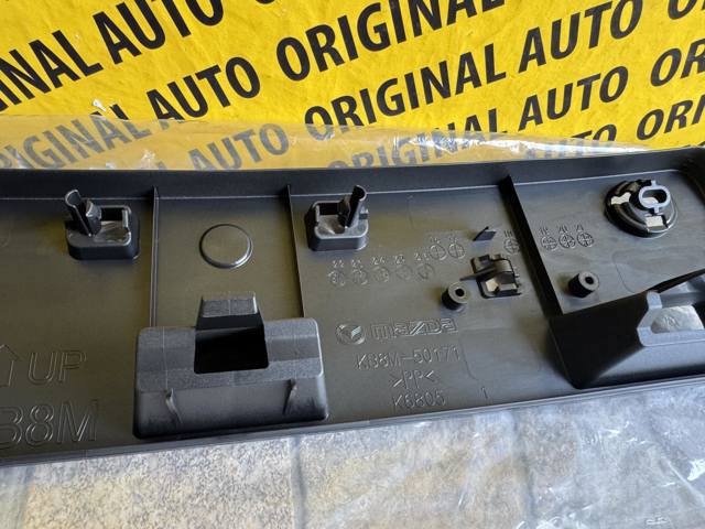 Soporte de placa de matrícula delantera Mazda KB8M50171