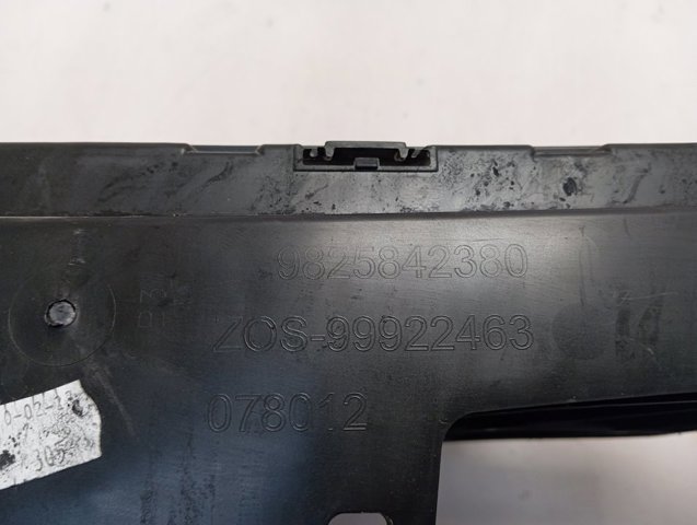 9825842380 Peugeot/Citroen Soporte central del parachoques trasero