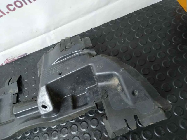 Soporte inferior del radiador (panel de montaje de faros) 9812134180 Peugeot/Citroen