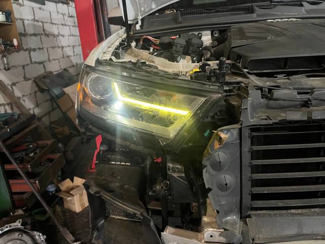 Faro delantero derecho VAG 4M0941006B