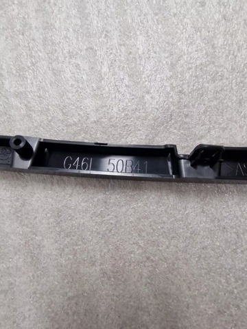 G46L50B41 Mazda Embellecedor derecho de la parrilla del radiador