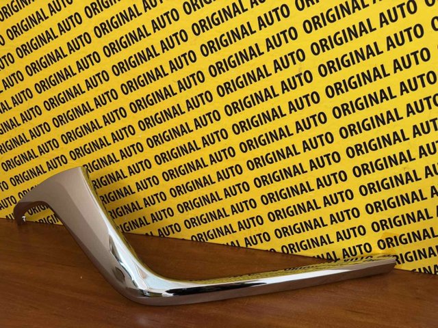 Moldura derecha de la parrilla del radiador KAAA507J0A Mazda