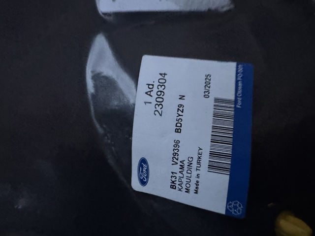 2309304 Ford Moldura de guardabarro trasero derecho