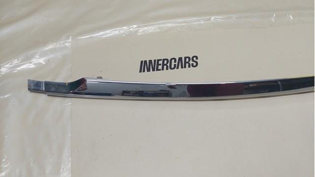 31663566 Volvo Embellecedor central del parachoques trasero