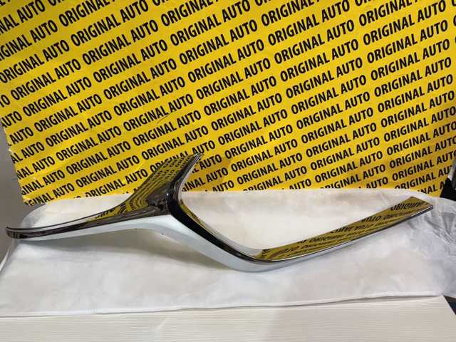 BCKA507J0C Mazda Moldura derecha de la parrilla del radiador