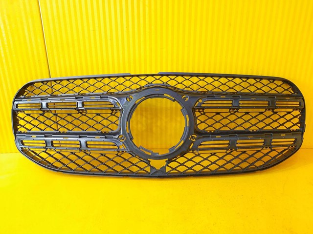 1678881100 Mercedes Calandra