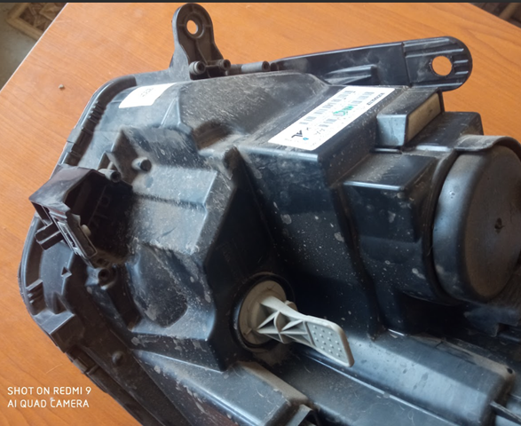 Faro delantero derecho TYC 20G745062B