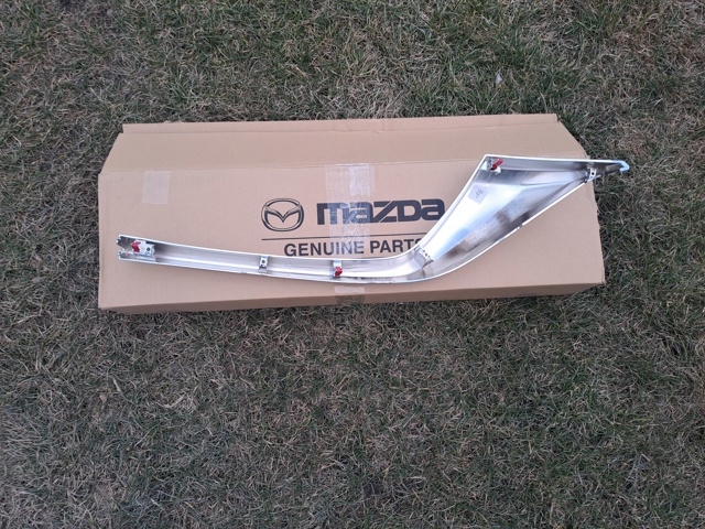 Comprar KSD4507J0 Mazda Moldura derecha de la parrilla del radiador