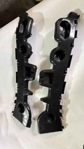 Guía derecha del parachoques trasero KB8A502H1B Mazda