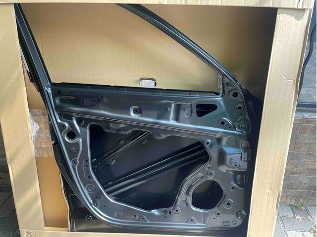 Puerta delantera izquierda KBY05902XE Mazda