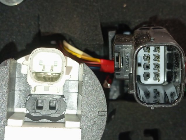 815900DB70 Toyota Piloto trasero interior izquierdo