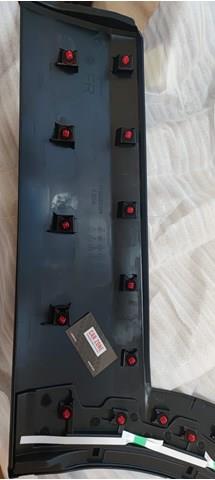 Moldura inferior de puerta trasera derecha DFR551RC0A Mazda