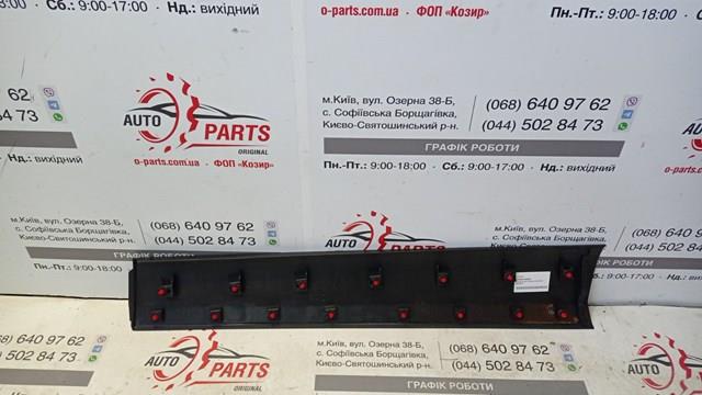 DFR551RB0B Mazda Moldura de puerta delantera izquierda inferior