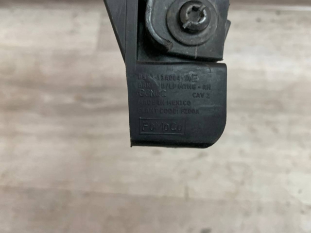 Soporte de fijación del faro delantero derecho Ford DS7313A004AE precio, desde 18,44 EUR
