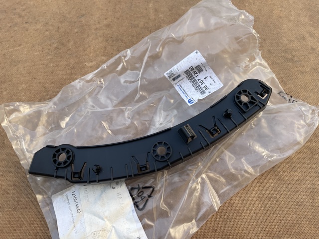 9830712980 Peugeot/Citroen Guía derecha del parachoques delantero