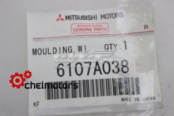 6107A038 Mitsubishi moldura de parabrisas