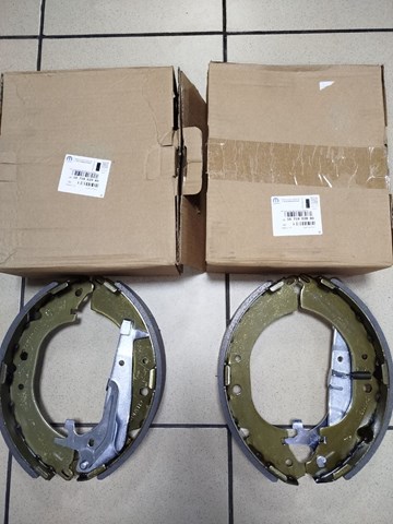 Zapatas de frenos de tambor traseras PEUGEOT 1671902880
