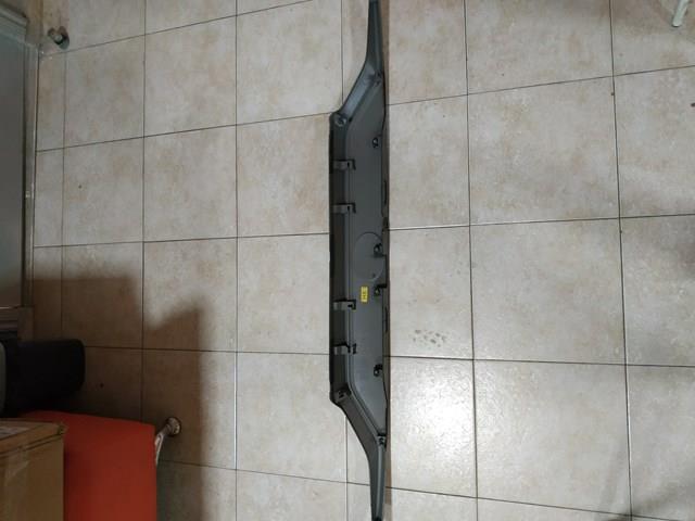 Moldura de tapa de maletero 7680142240 Toyota