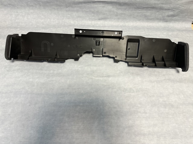 215785NA0A Nissan/Infiniti Deflector de aire superior del radiador