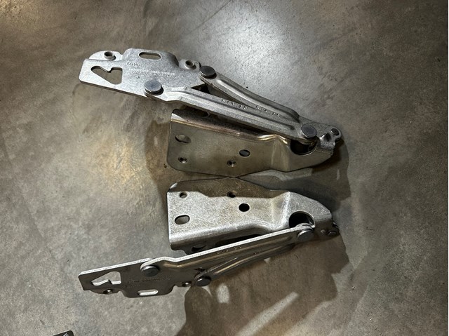 Bisagra izquierda del capó Mercedes A9108803000 precio, desde 52,27 EUR