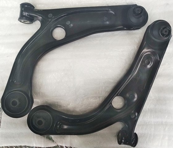 Brazo inferior derecho de la suspensión delantera 4877742AD Chrysler