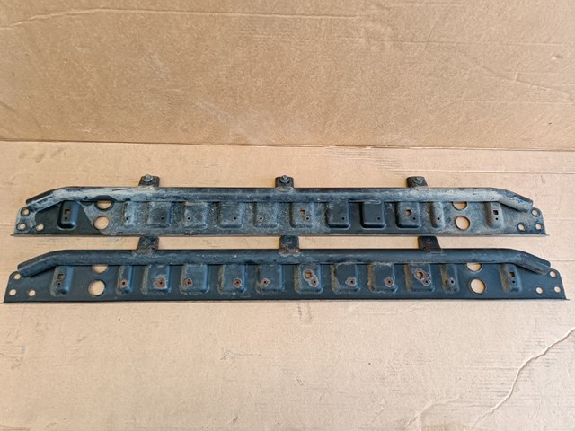 Travesaño inferior del radiador Land Rover LR024295