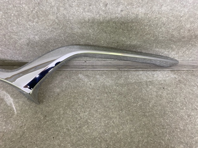 DGH9507K0B Mazda Moldura izquierda de la parrilla del radiador