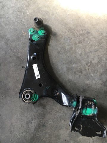 Brazo inferior derecho de la suspensión delantera Land Rover LR060046 precio, desde 153,23 EUR