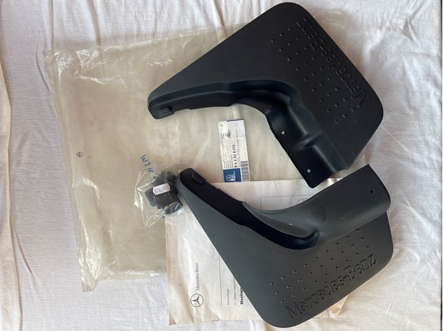 B66528153 Mercedes Juego de faldillas guardabarro traseros