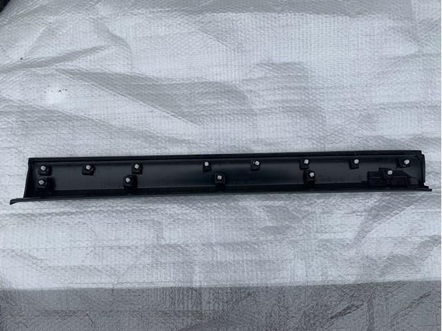 Moldura de puerta delantera izquierda KB7W51RB0E Mazda