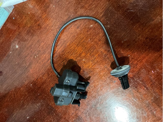 Cerradura de la tapa del depósito de combustible Skoda SuperB I