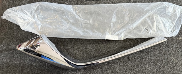 Moldura derecha de la parrilla del radiador KSD4507J0 Mazda