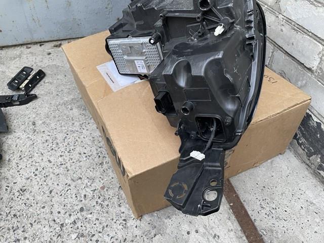 Soporte de fijación del faro delantero izquierdo 1674017680 Peugeot/Citroen