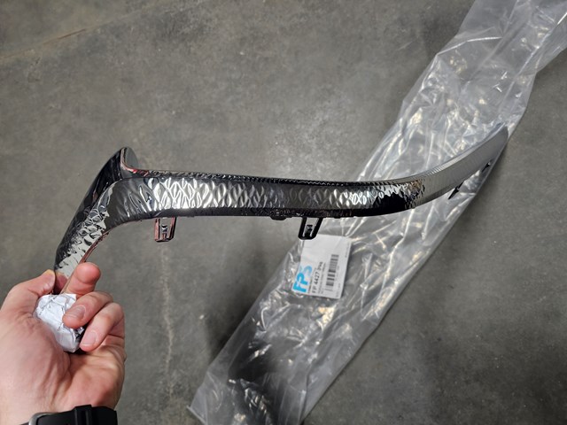 Comprar FP4427998 FPS Moldura derecha de la parrilla del radiador