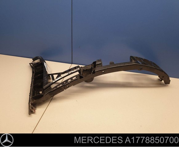 1778850700 Mercedes soporte de parachoques trasero izquierdo