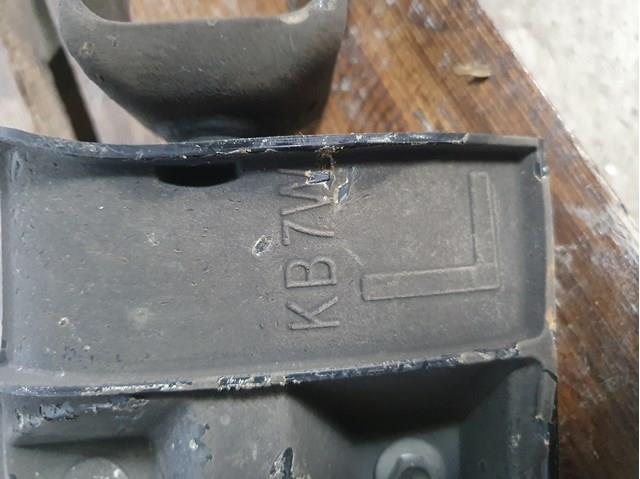 Brazo transversal izquierdo de suspensión trasera KB7W28550 Mazda