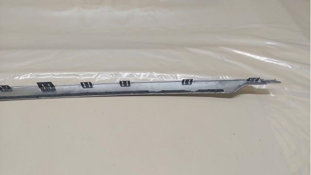 31663566 Volvo Embellecedor central del parachoques trasero