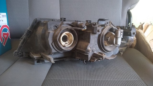 6902746 BMW faro derecho