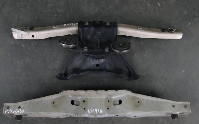 8212065J01000 Suzuki soporte de radiador superior (pinzas)