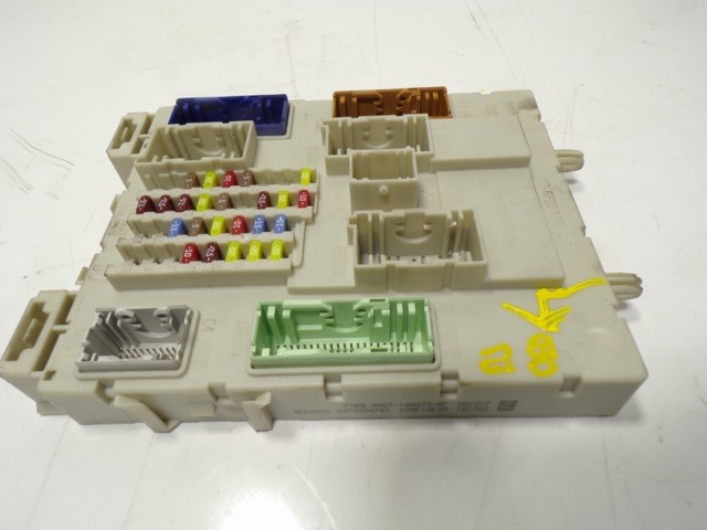 Caja de fusibles 2443670 Ford
