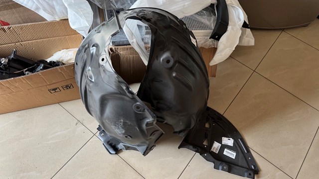 Guardalodos interior izquierdo, guardafango delantero Mazda KB7W56140C