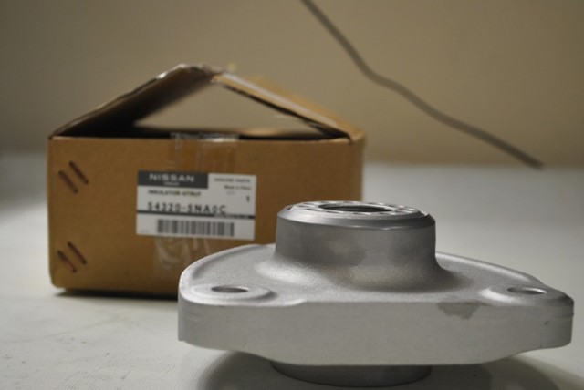 Soporte del amortiguador delantero 543205NA0C Nissan/Infiniti