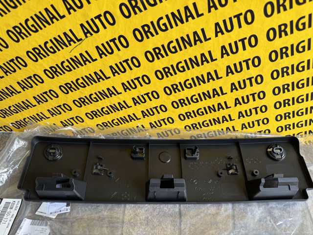 KB8M50171 Mazda Soporte de matricula delantera