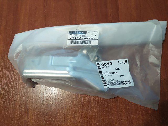 Comprar 641C06RA0A Nissan/Infiniti Soporte delantero de guardabarros delantero derecho