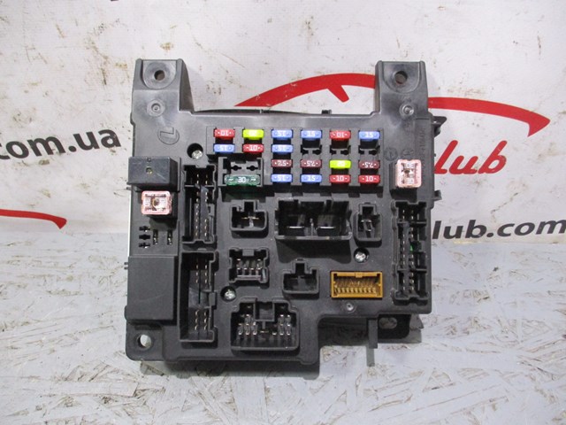 8637A825 Mitsubishi Caja de fusibles trasera interior