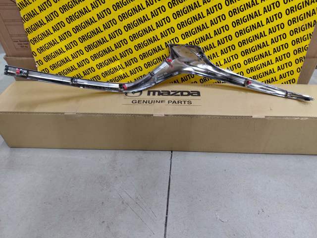 GSH7507J0D Mazda Moldura derecha de la parrilla del radiador