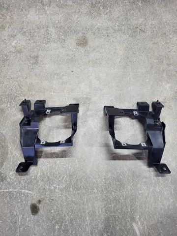 Soporte de fijación de faro antiniebla derecho 269105NA0A Nissan/Infiniti
