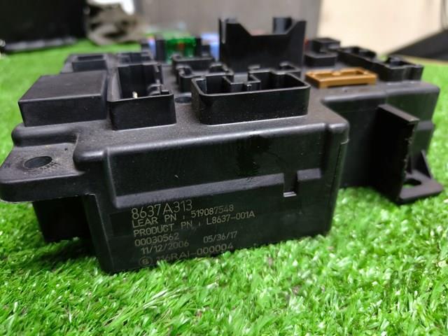 8637A313 Mitsubishi Caja de relés y fusibles